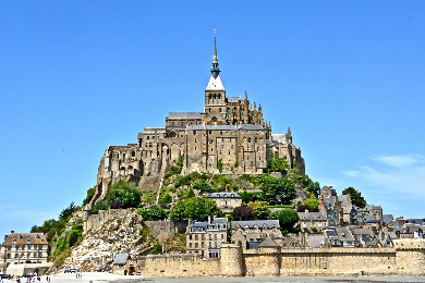世界遺産モンサンミッシェルと海賊の城壁に囲まれた美しい街サンマロを巡る日帰りツアー（鉄道利用）～自由気ままに観光できる！バス×鉄道チケット手配～